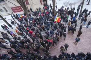 Избрание Филипа премьером Молдовы привело к противостоянию демонстрантов с полицией. Фоторепортаж