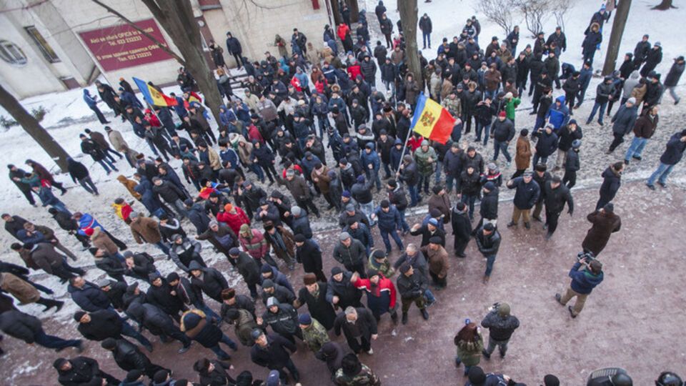 Избрание Филипа премьером Молдовы привело к противостоянию демонстрантов с полицией. Фоторепортаж
