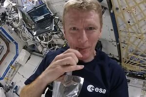 Астронавт Тимоти Пик показал землянам, как сделать кофе в невесомости