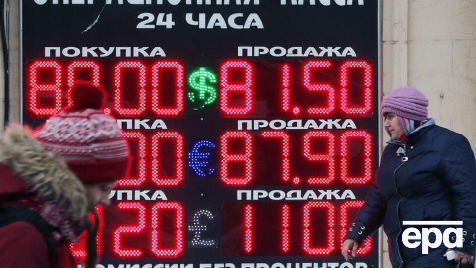 На фоне падения цен на нефть в России дешевеет рубль