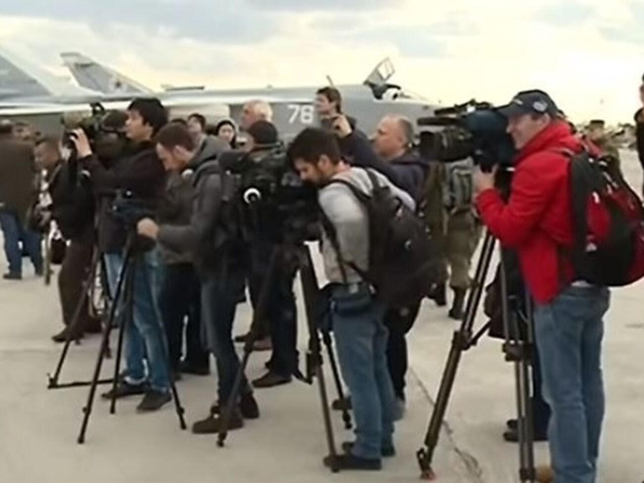 Министерство обороны России сообщает, что на российской авиабазе "Хмеймим" в Сирии иностранные журналисты смогли понаблюдать за подготовкой и вылетами боевой авиации