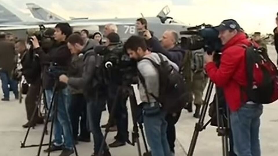 Министерство обороны России сообщает, что на российской авиабазе "Хмеймим" в Сирии иностранные журналисты смогли понаблюдать за подготовкой и вылетами боевой авиации