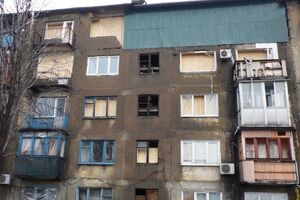 Разрушенный участок здания закрыт временным укрытием