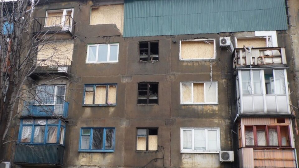 Разрушенный участок здания закрыт временным укрытием