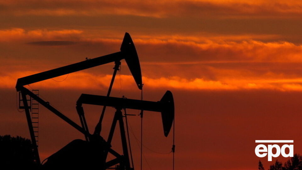 Нефть продолжает дешеветь