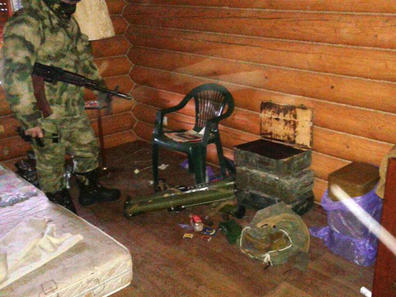 Ящики и цинки с боеприпасами были сложены в пустующем доме