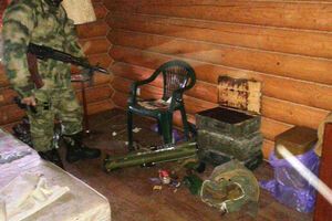 Ящики и цинки с боеприпасами были сложены в пустующем доме