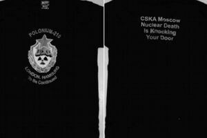 Надпись на футболке связывает футбольные пристрастия Лугового и отравление Литвиненко