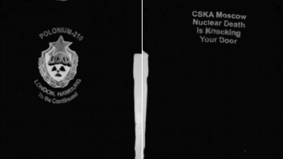 Надпись на футболке связывает футбольные пристрастия Лугового и отравление Литвиненко