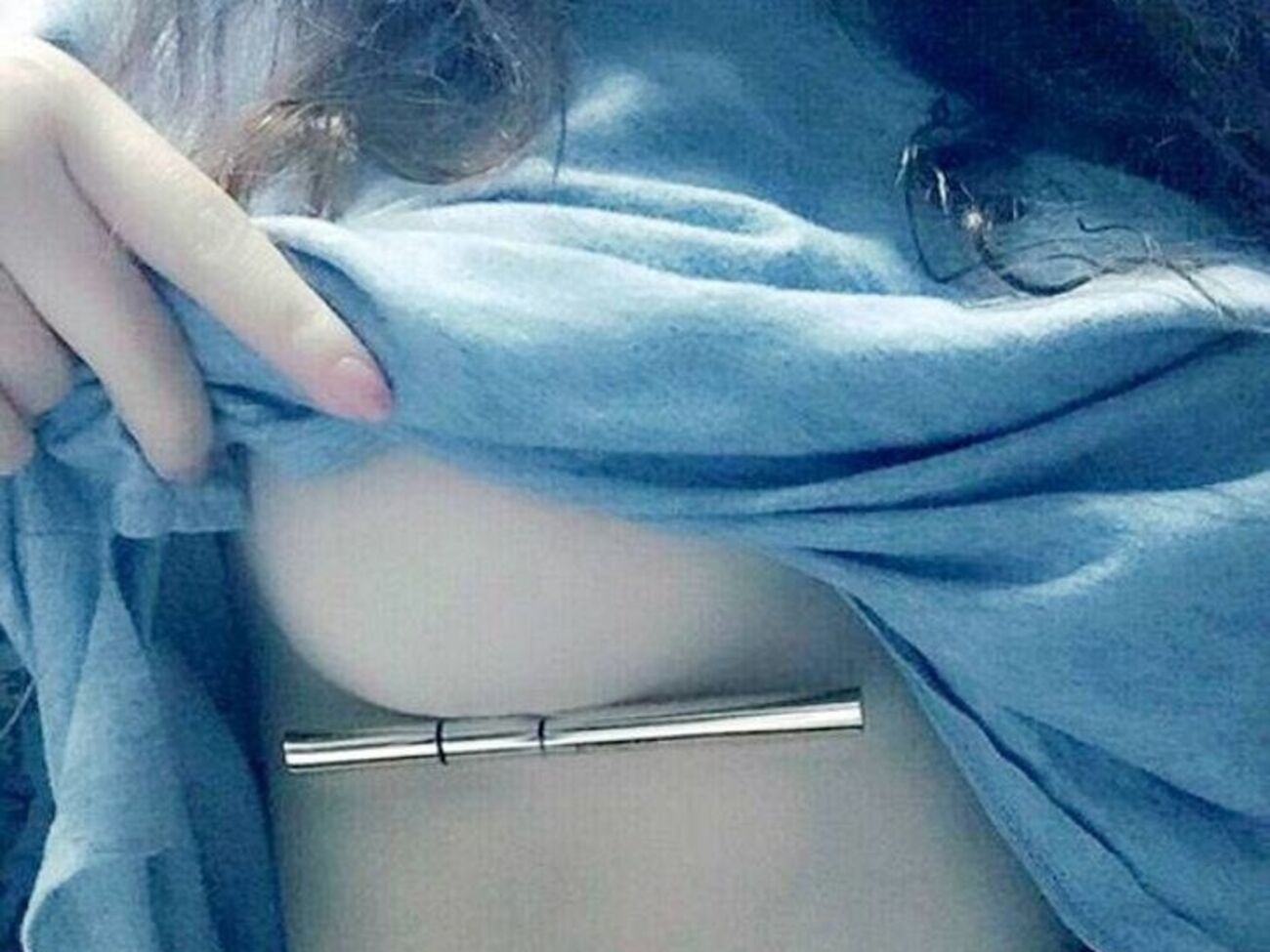 Девушки зажимают грудью предметы, чтобы показать красоту груди