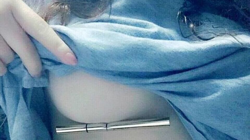 Девушки зажимают грудью предметы, чтобы показать красоту груди