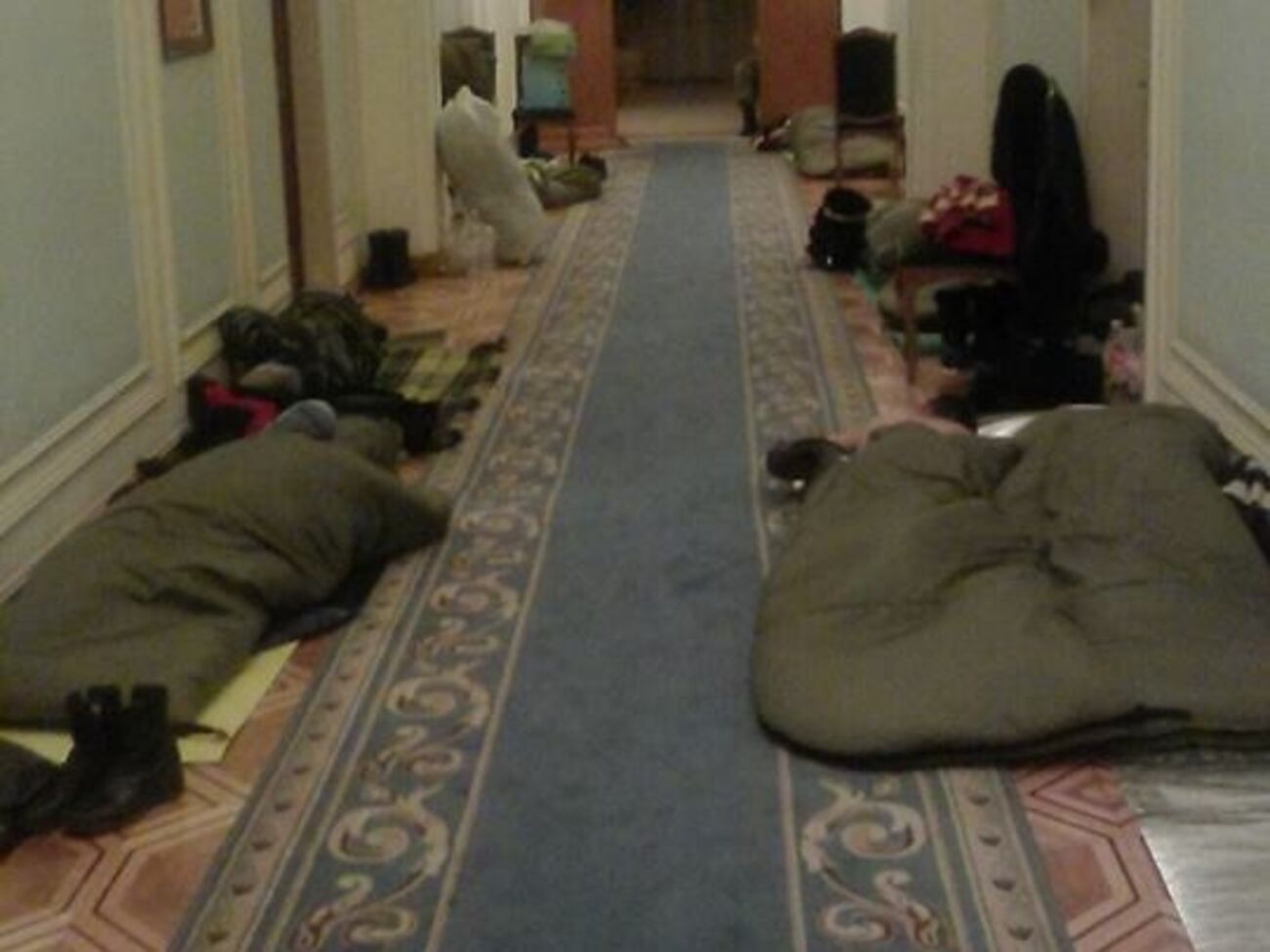 Возле приемной председателя парламента