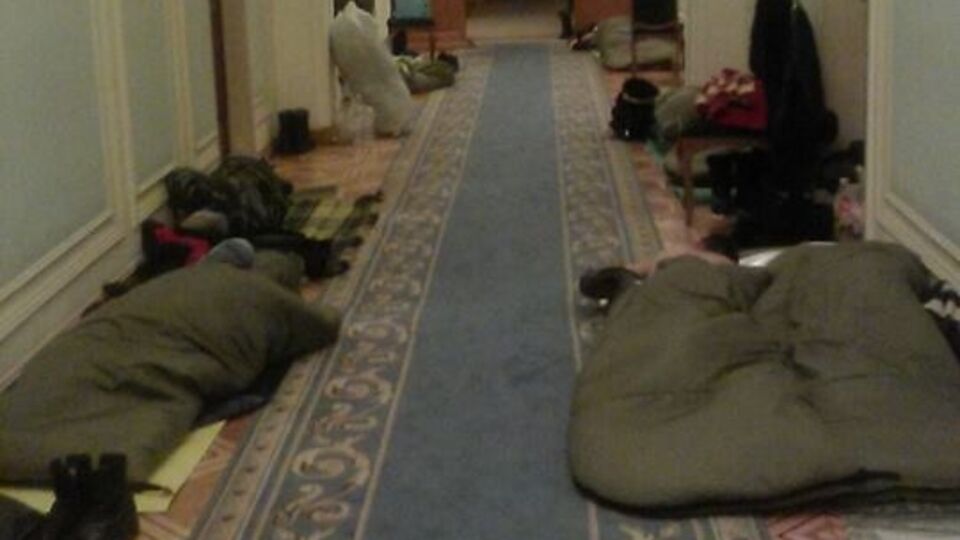 Возле приемной председателя парламента