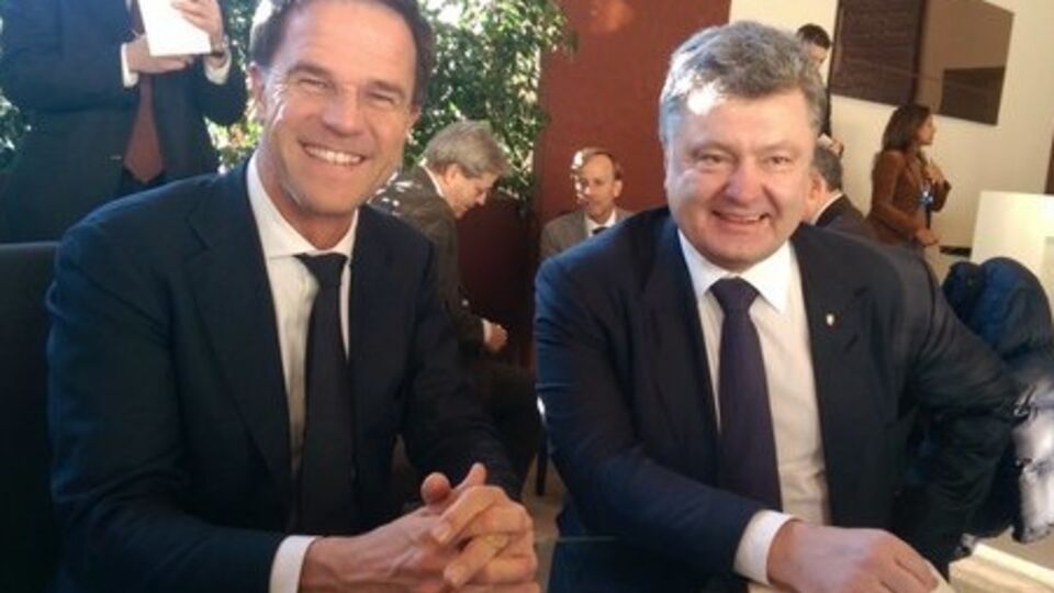 Порошенко и Рютте пообщались в Давосе