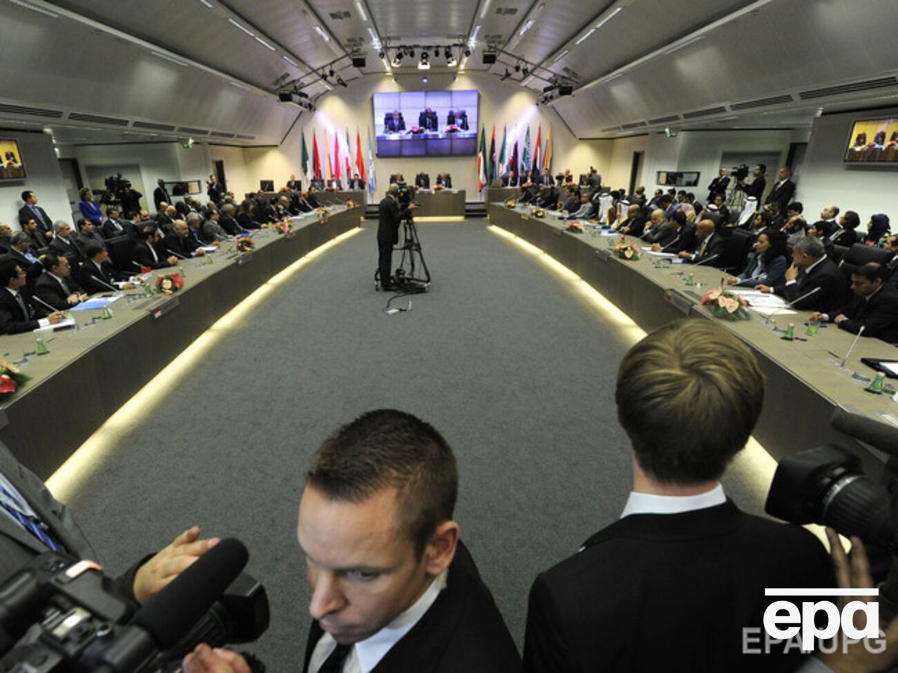 Венесуэла продолжает попытки собрать совещание членов ОПЕК