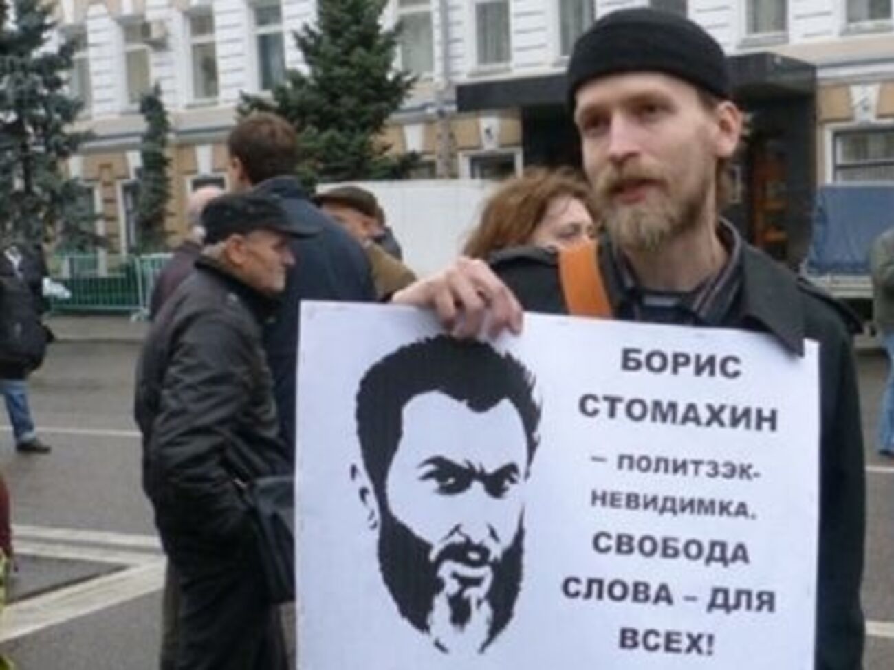 По словам Агафонова, местная Миграционная служба "неохотно" выдает статус беженца