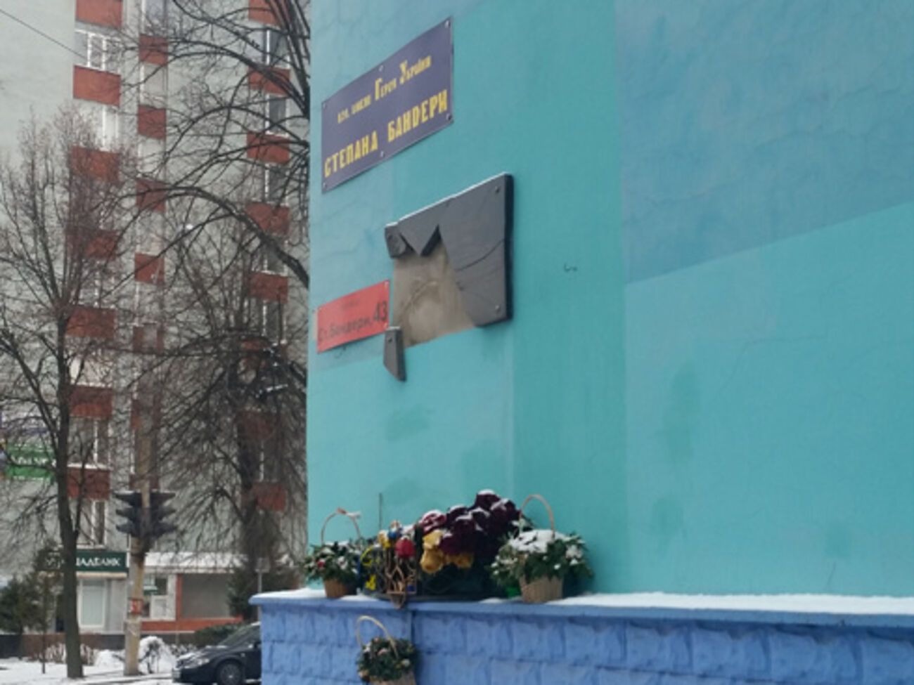 В Ровно повредили мемориальную доску Степану Бандере