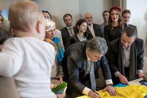 Порошенко поздравил видеообращением всех украинцев, а вживую – украинцев Швейцарии