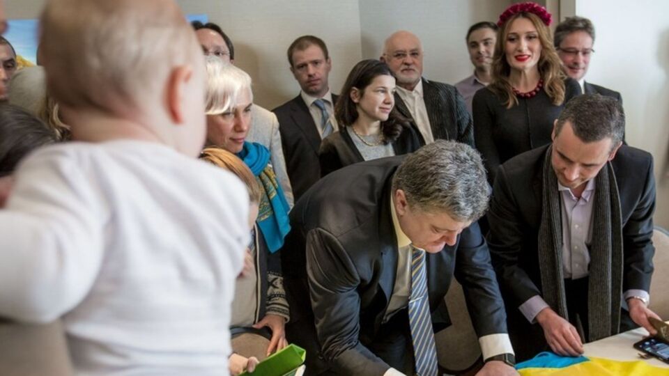 Порошенко поздравил видеообращением всех украинцев, а вживую – украинцев Швейцарии