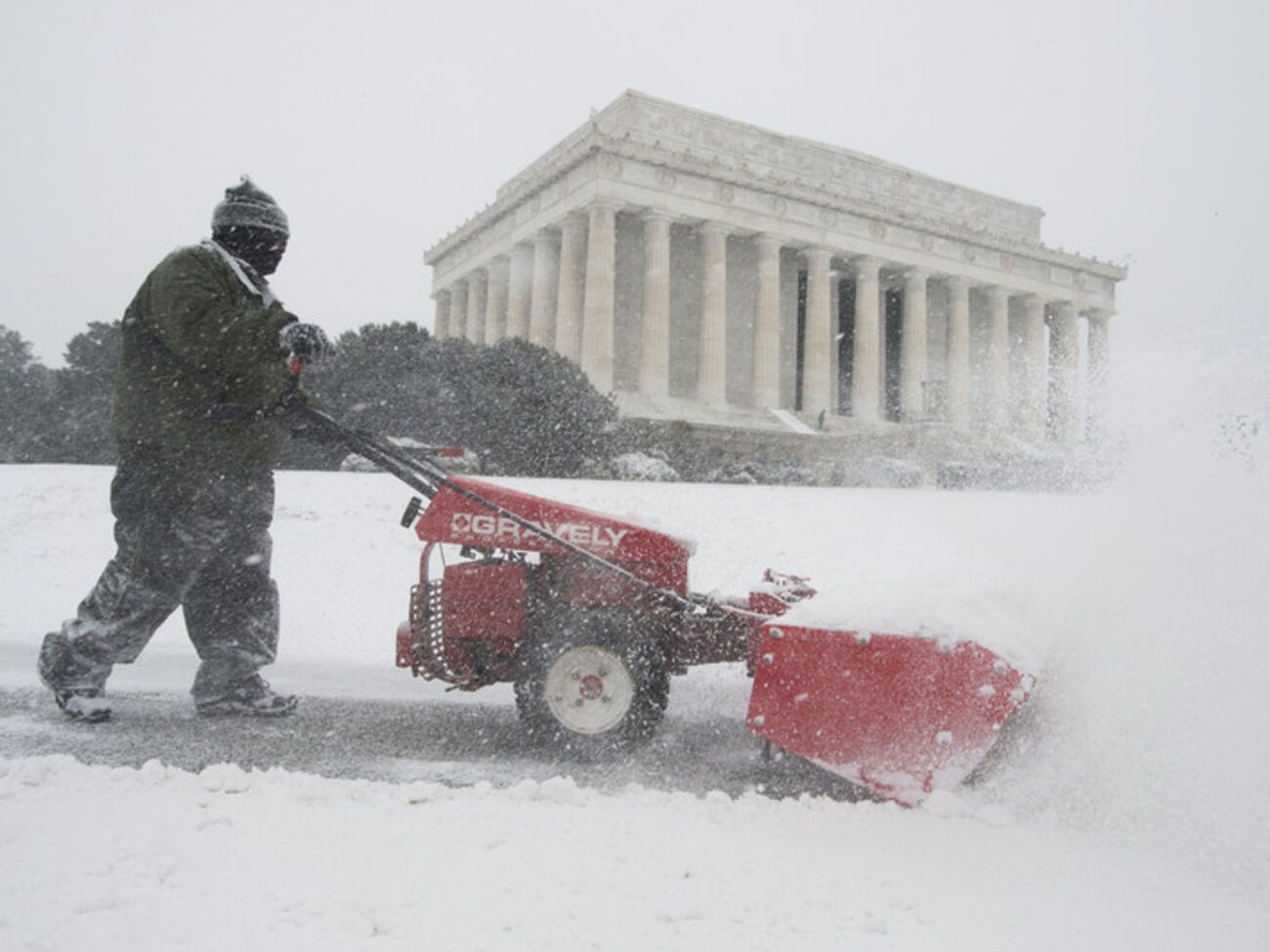 Самый сильный за 100 лет снежный шторм "Джонас" достиг Вашингтона. Фоторепортаж