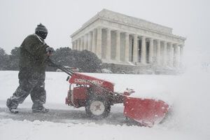 Самый сильный за 100 лет снежный шторм "Джонас" достиг Вашингтона. Фоторепортаж