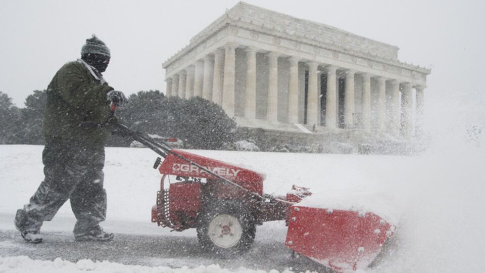 Самый сильный за 100 лет снежный шторм "Джонас" достиг Вашингтона. Фоторепортаж