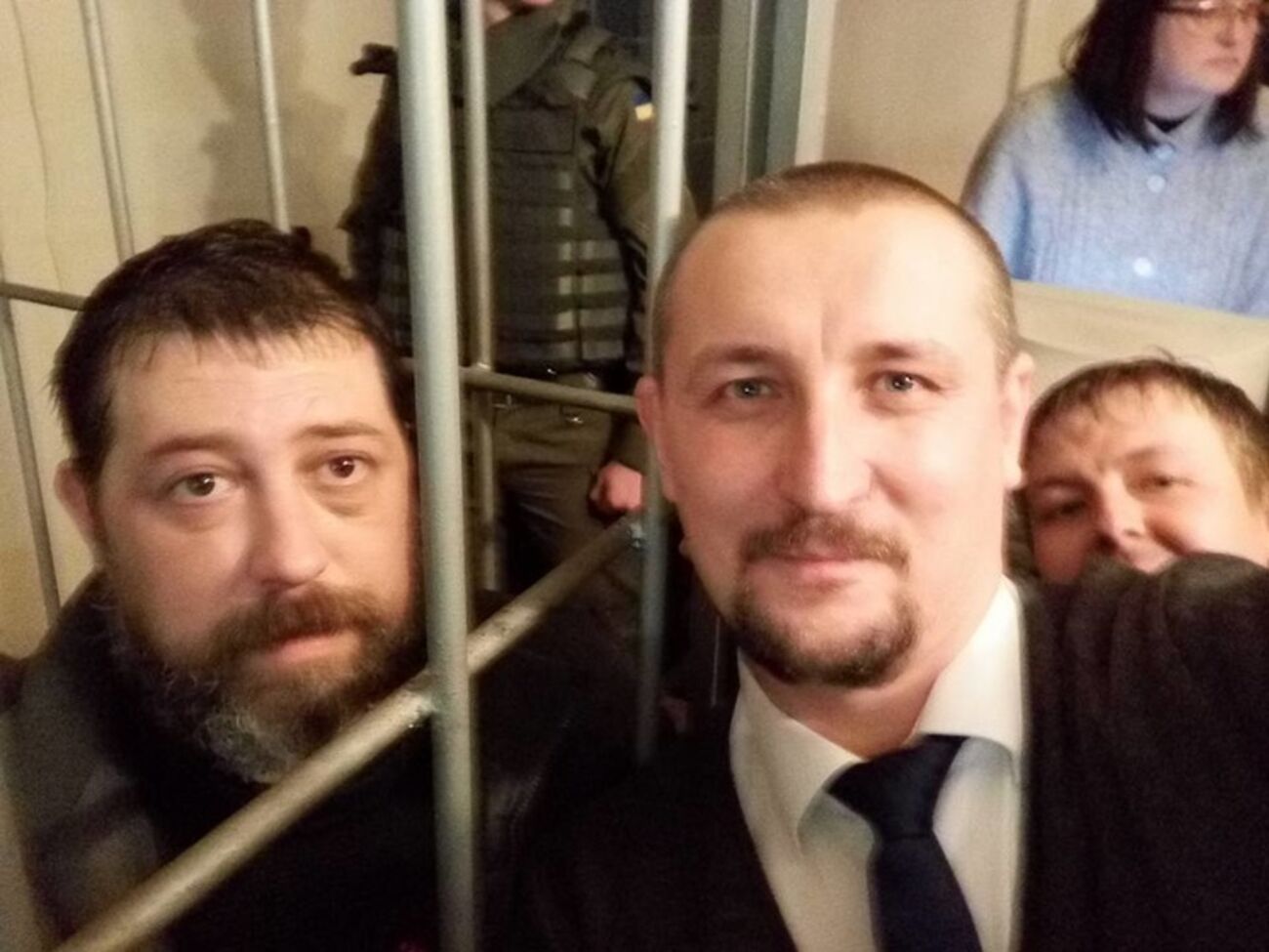 Адвокат Владислав Добош с освобожденным на поруки нардепов волонтером Нациком