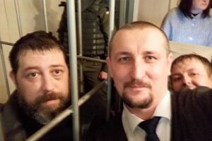 Адвокат Владислав Добош с освобожденным на поруки нардепов волонтером Нациком