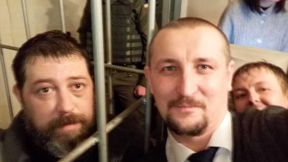 Адвокат Владислав Добош с освобожденным на поруки нардепов волонтером Нациком