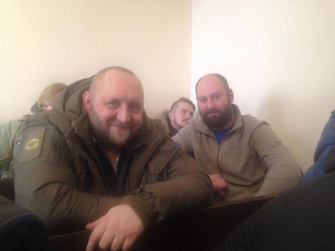 Командир ДУК "Правый сектор" Андрей Стемпицкий с коллегой по движению Андреем Тарасенко в зале суда