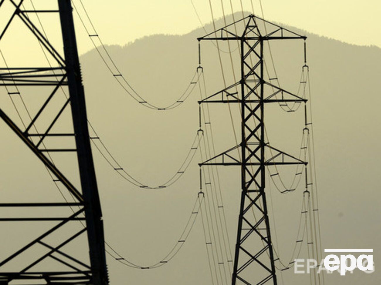 Силами ГСЧС в течение суток предоставлялась помощь в доставке бригад облэнерго до труднодоступных мест для проведения работ по восстановлению поврежденных линий электропередач