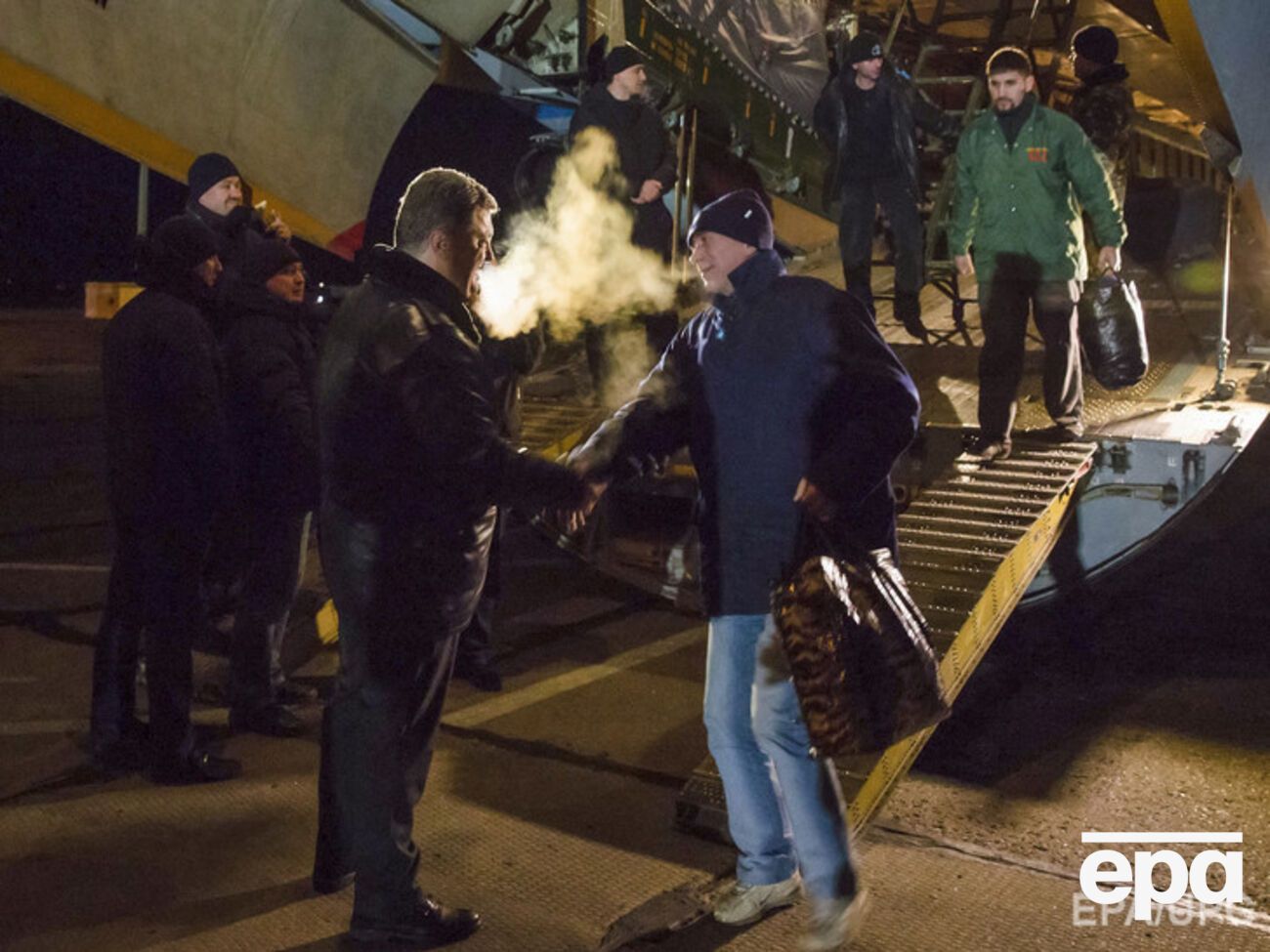 Президент Петр Порошенко заявил, что с начала войны из плена освобождены более 2900 человек