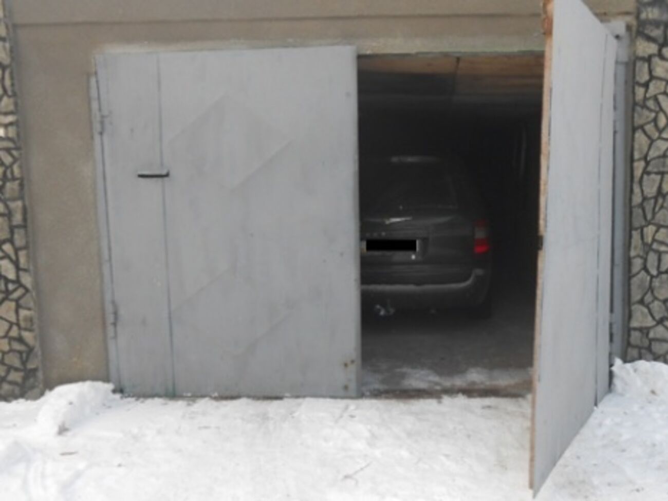 На мужчину напали, когда он ставил машину в гараж