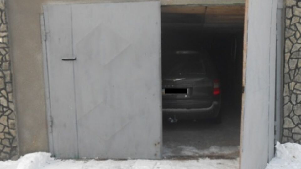 На мужчину напали, когда он ставил машину в гараж