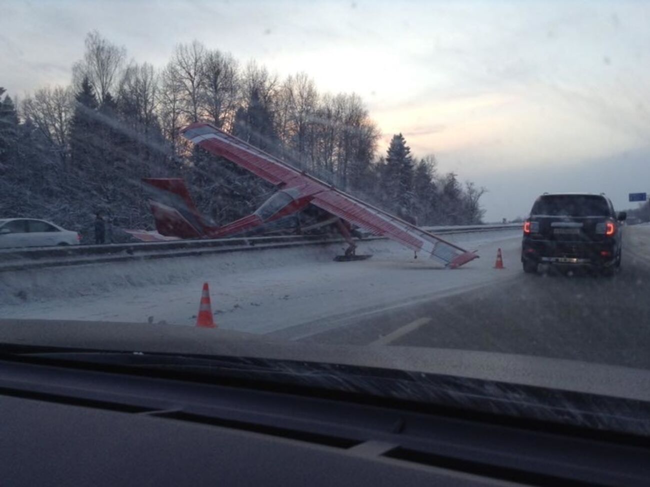 В Подмосковье самолет совершил жесткую посадку на автотрассу