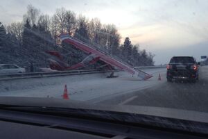 В Подмосковье самолет совершил жесткую посадку на автотрассу