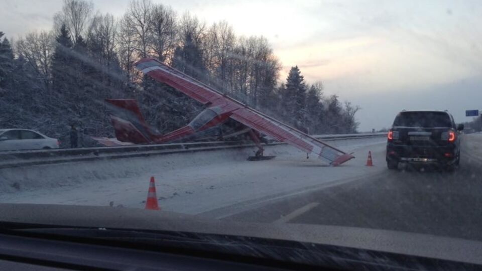 В Подмосковье самолет совершил жесткую посадку на автотрассу
