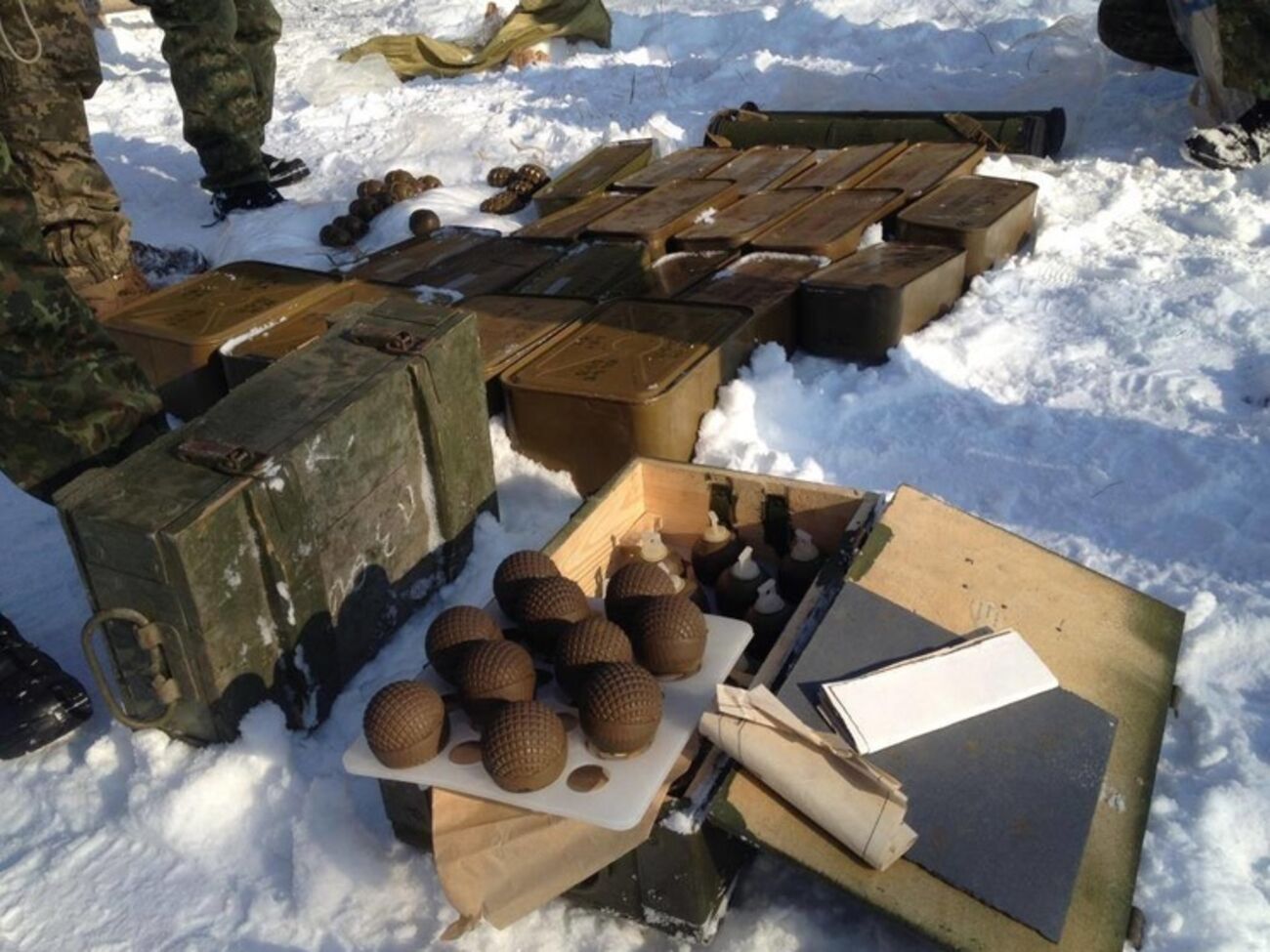 СБУ обнаружила крупный тайник с оружием и боеприпасами