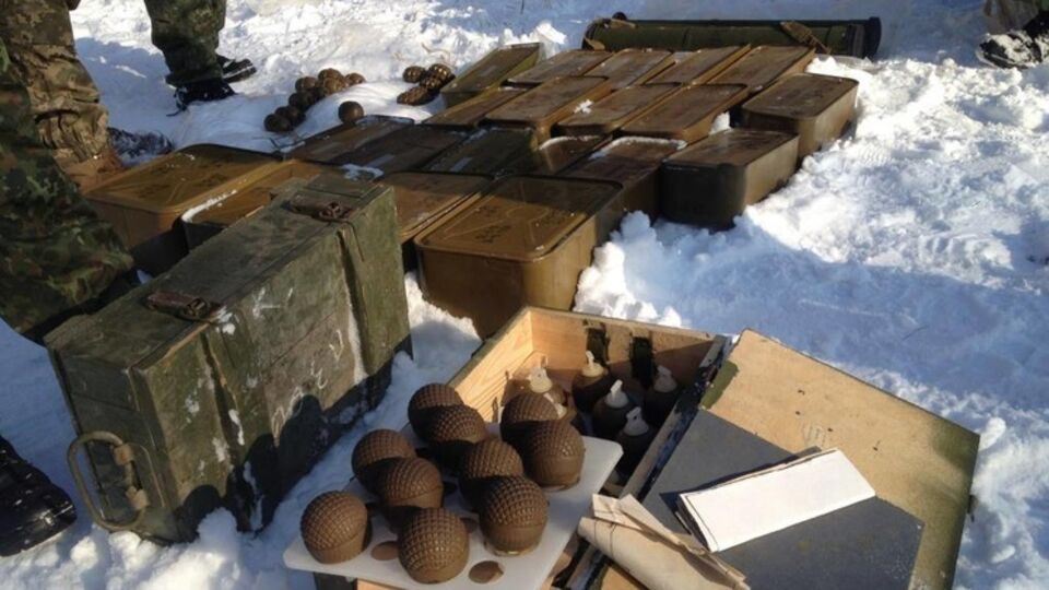 СБУ обнаружила крупный тайник с оружием и боеприпасами