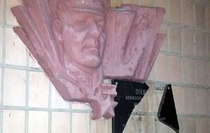 Разбитая памятная доска генералу Николаю Пухову