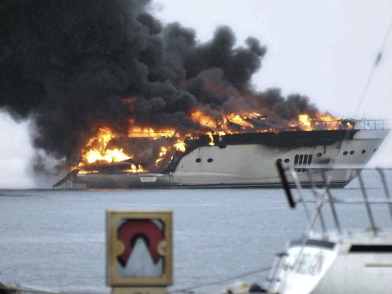 Яхта российского бизнесмена сгорела практически полностью