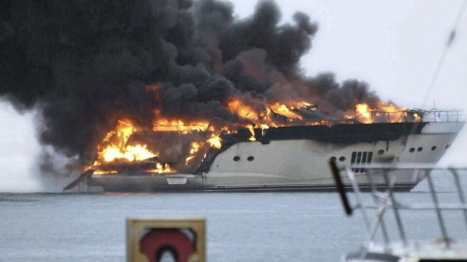 Яхта российского бизнесмена сгорела практически полностью