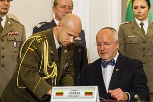 Церемония подписания договора о создании бригады в 2014 году в Варшаве