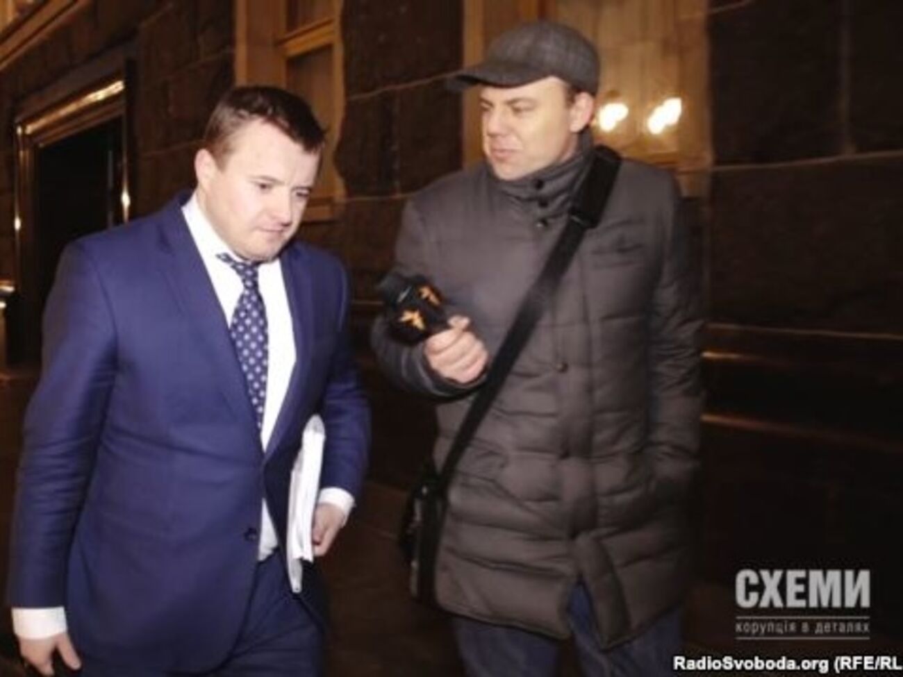 Журналисты пытались поговорить с чиновниками во дворе АП