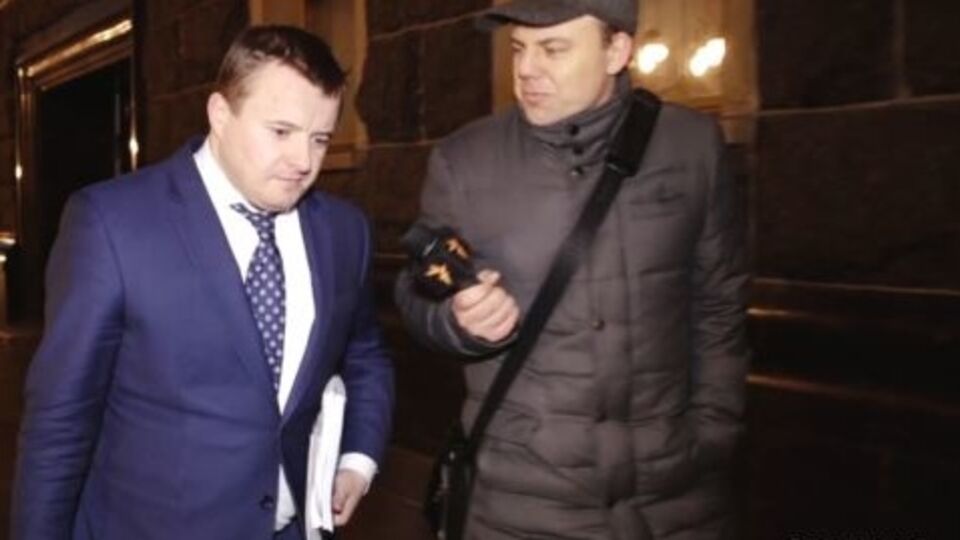 Журналисты пытались поговорить с чиновниками во дворе АП