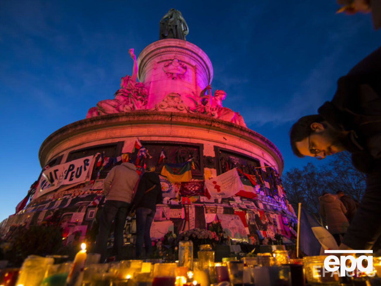 Жертвами терактов в Париже, произошедших 13 ноября 2015 года, стали 130 человек