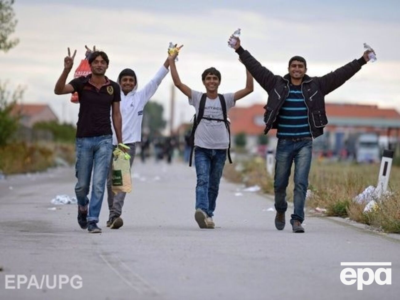 В Уэльсе мигрантов обязали носить специальные браслеты