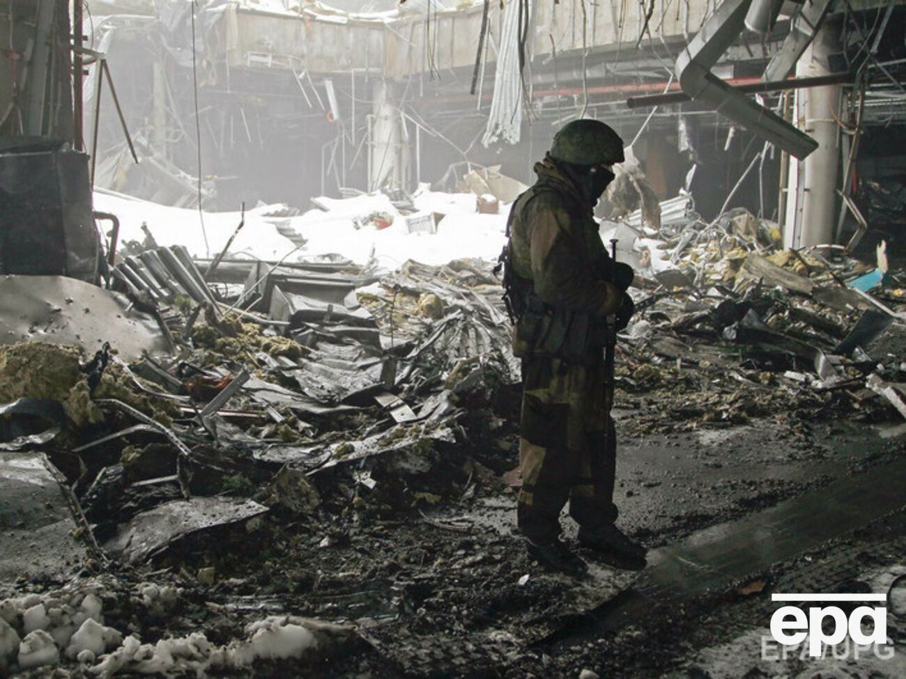 Член пророссийского вооруженного формирования на руинах аэропорта Донецк