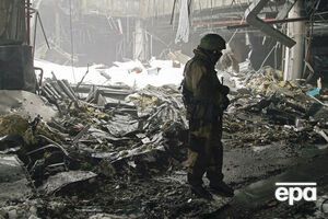 Член пророссийского вооруженного формирования на руинах аэропорта Донецк