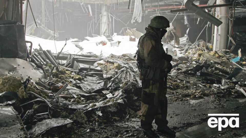 Член пророссийского вооруженного формирования на руинах аэропорта Донецк